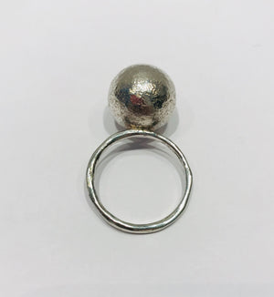 Wouters & Hendrix silver ring with hammered ball