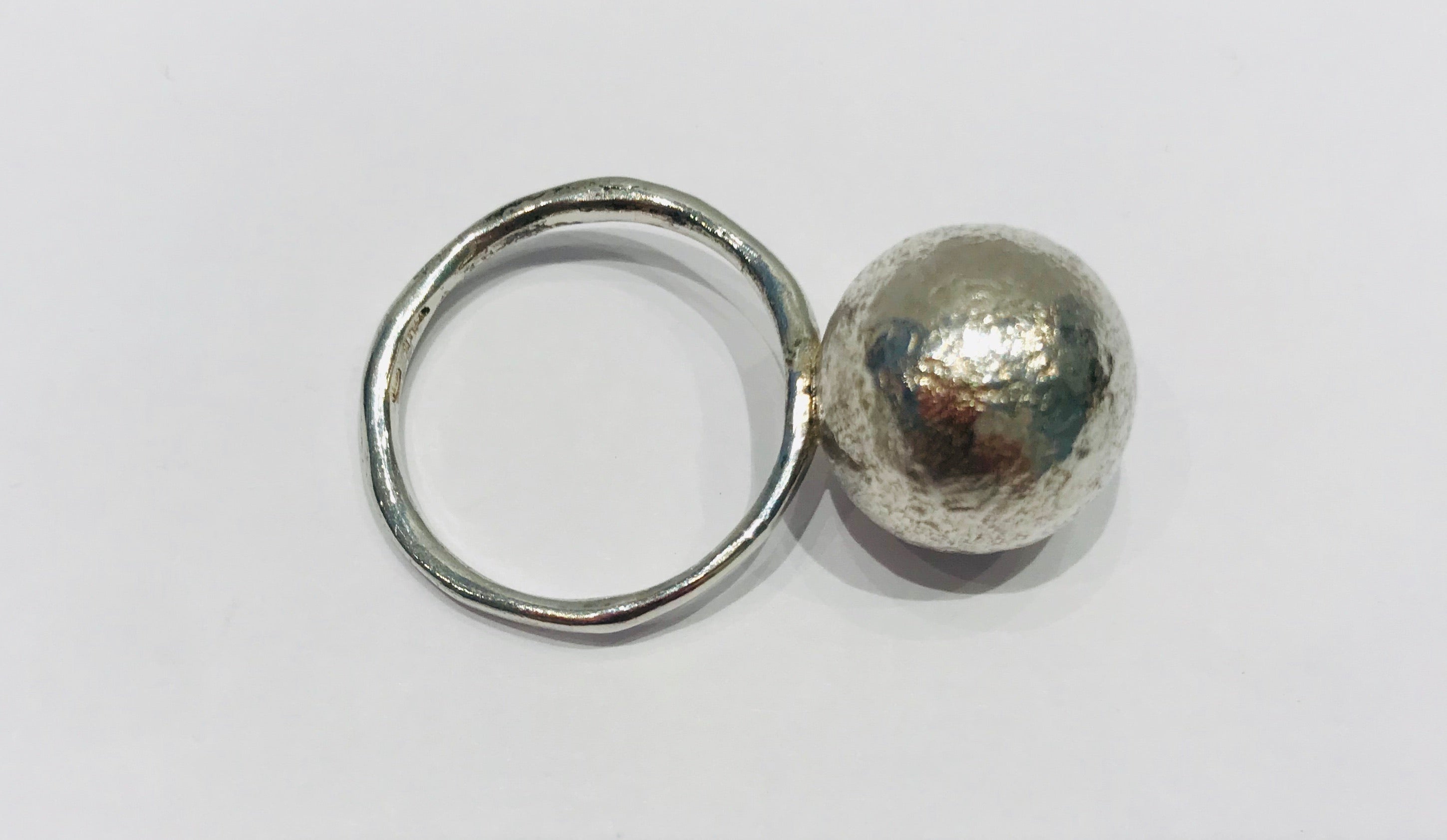 Wouters & Hendrix silver ring with hammered ball